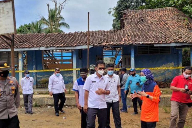 Bupati Lebak Iti Octavia Jayabaya saat meninjau gedung sekolah yang ambruk di Kecamatan Cibeber, Rabu (24/11/2021)