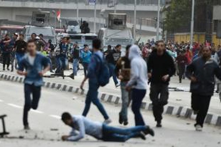 Massa pendukung Ikhwanul Muslimin dan pendukung Presiden Abdel Fattah al-Sisi, bentrok di Kairo, Minggu (25/1/2015).