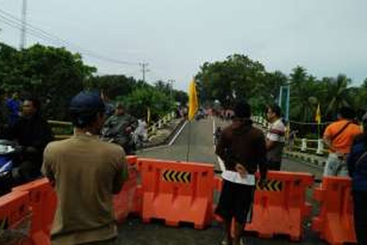 Jembatan Putrapinggan di Kabupaten Pangandaran ambles setelah hujan selama dua hari mengguyur wilayah tersebut, Minggu (9/10/2016). 