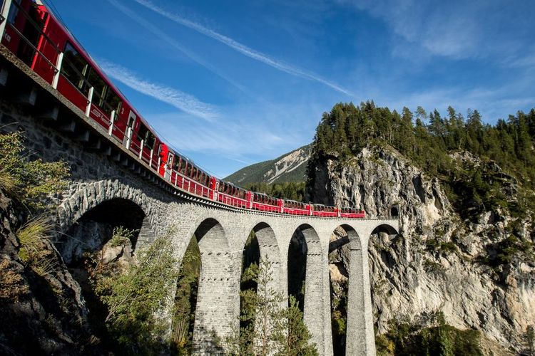 Ilustrasi kereta - Kereta Bernina Express di Swiss.