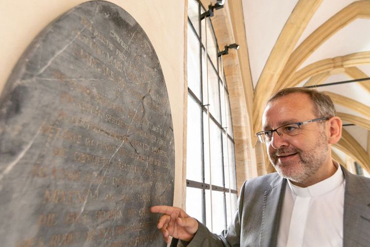 Inilah batu nisan dari makam yang dipercaya milik Putri Salju yang asli di Museum Diocesan Bamberg, Jerman.