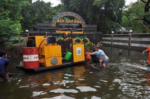 Petugas Damkar Bersiaga di Titik Rawan Banjir