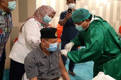 Walau Usia di Atas 60 Tahun, 52 Nakes RSUP M Djamil Padang Antusias Ikut Vaksinasi