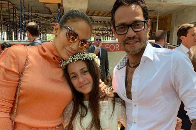 Jennifer Lopez dan Marc Anthony bersama putri mereka Emme.