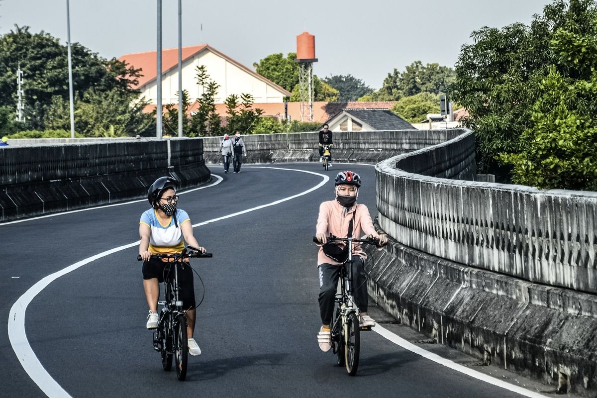 Pesepeda melintas di Jalan Layang Non Tol Antasari, Jakarta, Minggu (30/8/2020) pagi.