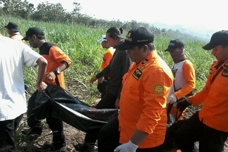 Tim SAR saat melakukan evakuasi jenasah Karmin (70) , warga  Pladen RT 01 RW 03,  Kecamatan Jekulo,  Kabupaten Kudus, Jateng,  yang ditemukan tewas di sebuah ladang tebu, Minggu (11/6/2017).
