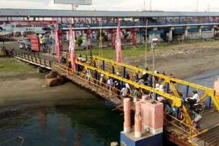 Arus balik, penumpang dan kendaraan turun kapal di Pelabuhan Gilimanuk, Sabtu(9/7/2016)