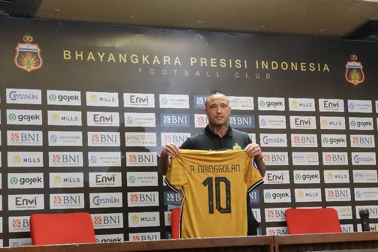 Radja Nainggolan saat diperkenalkan sebagai pemain baru Bhayangkara Presisi Indonesai di ruang konferensi pers Stadion Gelora Bung Karno, Jakarta, Senin (4/12/2023). 