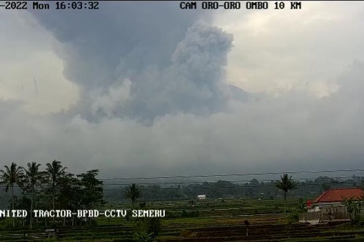 Tangkapan layar Gunung Semeru luncurkan awan panas guguran Senin sore (28/2/2022).