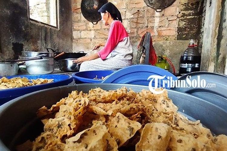 Pengrajin peyek ikan cetol di Belangwetan. Klaten, Jawa Tengah. 