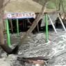 Banjir Rob Robohkan Puluhan Kios Pedagang di Pantai Serang Blitar
