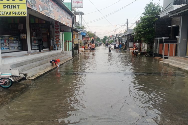 Suasana banjir di jalanan di Kabupaten Bekasi, pada Senin (19/1/2026).