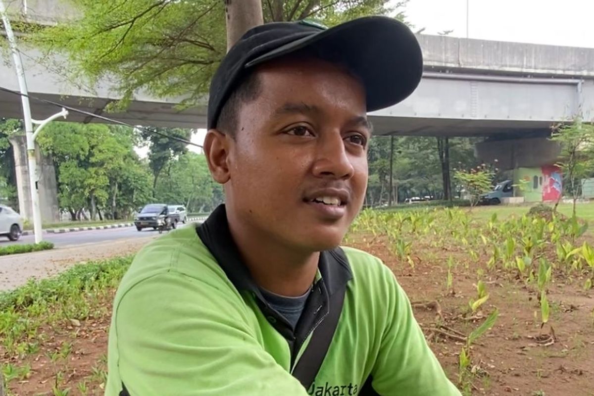 Petugas Suku Dinas Pertamanan dan Hutan Kota Jakarta Utara, Bahri (25) saat ditemui di Jalan Yos Sudarso, Sungai Bambu, Tanjung Priok, Jakarta Utara pada 27 Juni 2023.