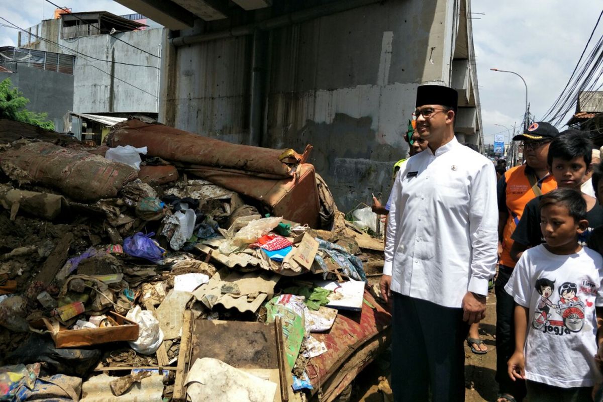 Gubernur DKI Jakarta Anies Baswedan meninjau kawasan Cililitan yang habis direndam banjir, Jumat (9/2/2018). 