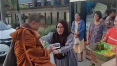 Momen Hangat Muslim di Bali Bagikan Makanan untuk Biksu yang Jalan Kaki ke Borobudur