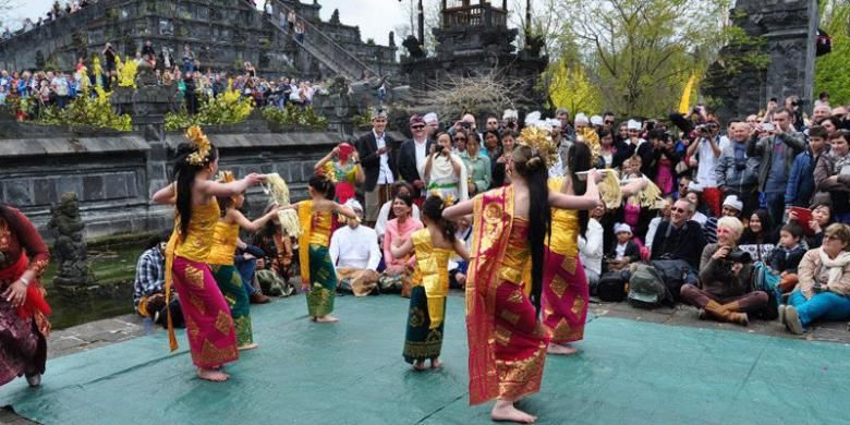 Tari Pendet dipentaskan dalam acara Perayaan Saraswati terbesar di Taman Pairi Daiza, Belgia pada 2 Mei 2015.