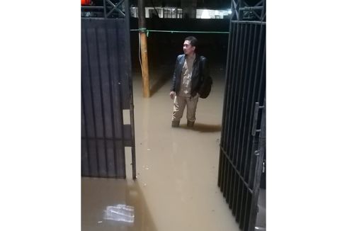 Senin Malam, Banjir Satu Meter Masih Merendam Cipinang Melayu