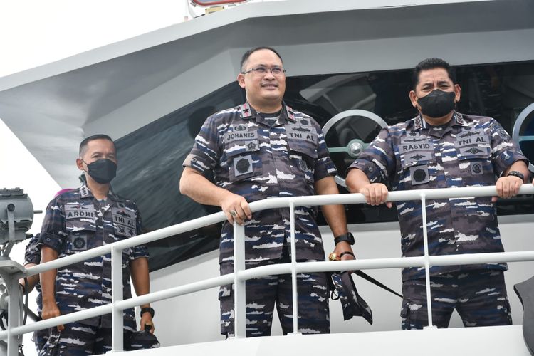 Panglima Komando Armada Republik Indonesia (Pangkoarmada RI) Laksamana Madya Abdul Rasyid (kanan) melakukan inspeksi mendadak (sidak) ke perairan utara Aceh dan Sabang, Aceh, Senin (11/7/2022).