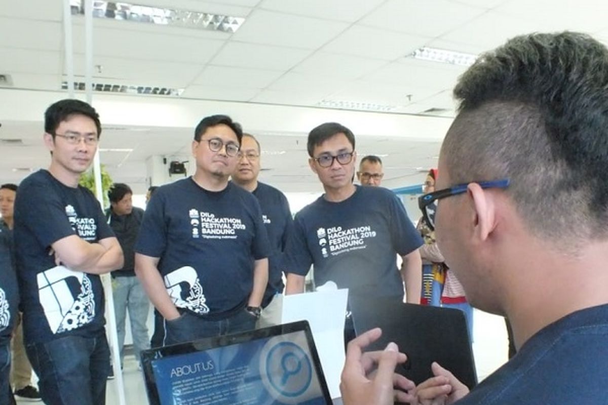 Direktur Digital Business Telkom Indonesia Faizal R. Djoemadi (keempat dari kanan) saat meresmikan program indigo Game Startup Incubation di Bandung Digital Valley, Sabtu (24/8/2019).