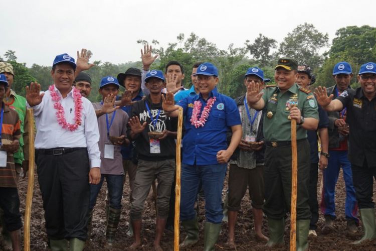 Menteri Pertanian, Andi Amran Sulaiman dan Kepala Badan Narkotika Nasional, Budi Waseso di saat launcing program perdana penanaman komoditi alternatif di bekas lahan ganja di Aceh Besar, Nagroe Aceh Darusalam, Kamis (21/12/2017).