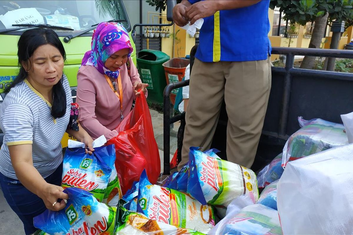 Antrean warga membeli pangan murah di Rusunawa Tipar Cakung, Jakarta Timur, Selasa (18/6/2019).