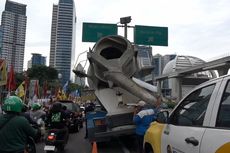 Truk Molen Tabrak Tiang Rambu di “Flyover” Mampang, Lalu Lintas Macet