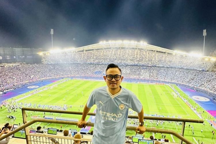 Gilang Widya Pramana saat menyaksikan final UEFA Champions League antara Manchester City melawan Inter Milan di Ataturk Olympic Stadium, Istanbul.