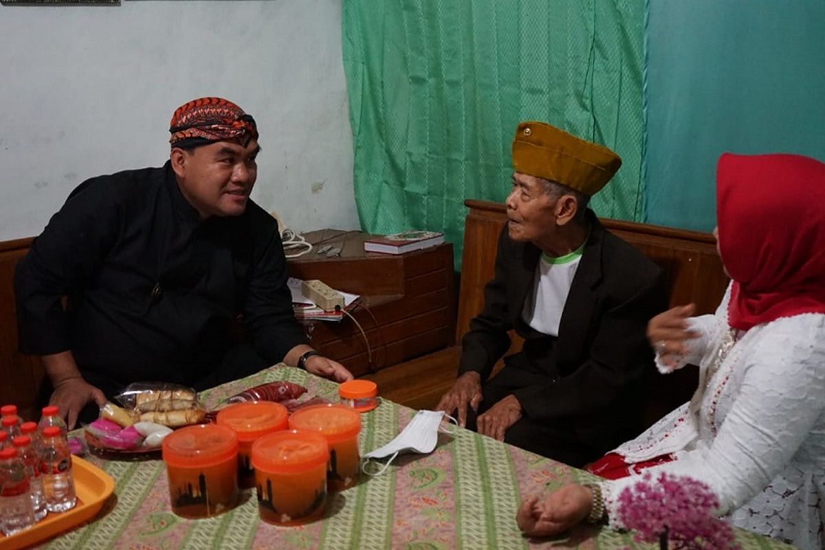 Bupati Arief Rohman lakukan salah satu tradisi baru dalam menyambut HUT ke-77 Kemerdekaan RI dengan melakukan anjangsana ke rumah veteran dan purnawirawan di Kabupaten Blora. Adapun veteran dan purnawirawan yang dikunjungi adalah Mbah Sami?an dan Mbah Suntari. 