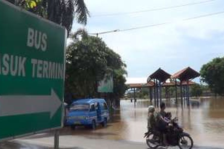 Terminal Kota Pasuruan yang lumpuh total akibat genangan air usai jebolnya tanggul sungai buk wedi, Selasa (11/10/2016)