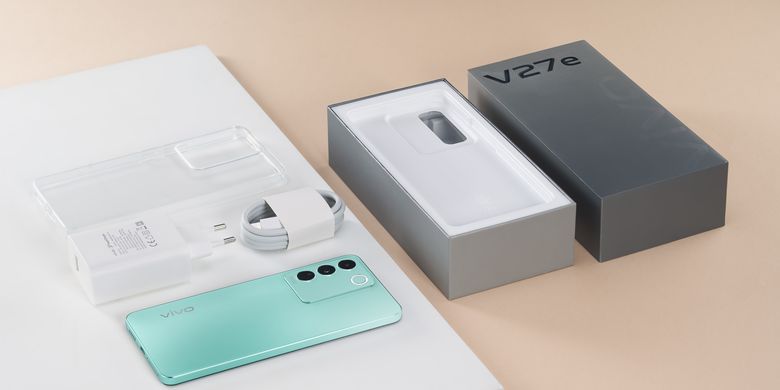 Kotak kemasan Vivo V27e beserta aksesori dan unit ponsel.