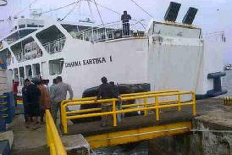 Kapal Motor Dharma Kartika I yang memuat ratusan penumpang kembali ke Pelabuhan Bajoe, Kabupaten Bone, Sulawesi Selatan, setelah sempat terdampar selama empat jam akibat melintasi laut dangka, Kamis (11/7/2013).