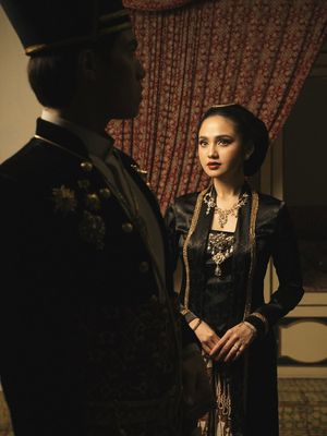 Detail style prewedding Syifa Hadju dan El Rumi tampil elegan dalam nuansa royal Jawa, dari kebaya klasik hingga aksesori emas yang berkelas.
