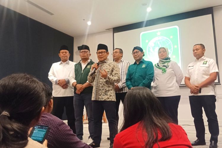 Ketua Umum PKB Muhaimin Iskandar saat memberikan keterangan pers di kawasan Tambora, Jakarta Barat, Rabu (1/5/2024).