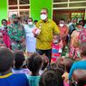 Ketika Bupati Maybrat Bermain dan Bercanda dengan Anak-anak di Pengungsian...