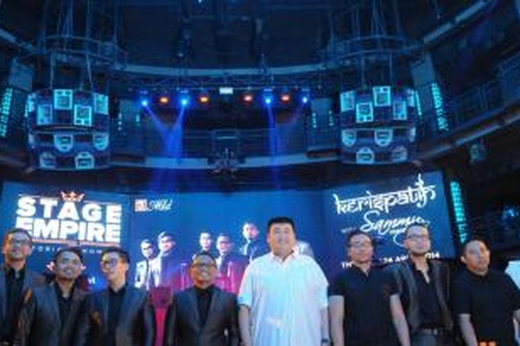 Para personel band Kerispatih dan vokalis Sammy Simorangkir (keempat dari kanan) mengapit pihak penyelenggara Konser Historical Moment, Operational Chief Colloseum, Armand Darmadji (berkemeja putih), ketika diabadikan setelah jumpa pers di Hotel 1001, Jakarta Barat, Senin (14/4/2014).