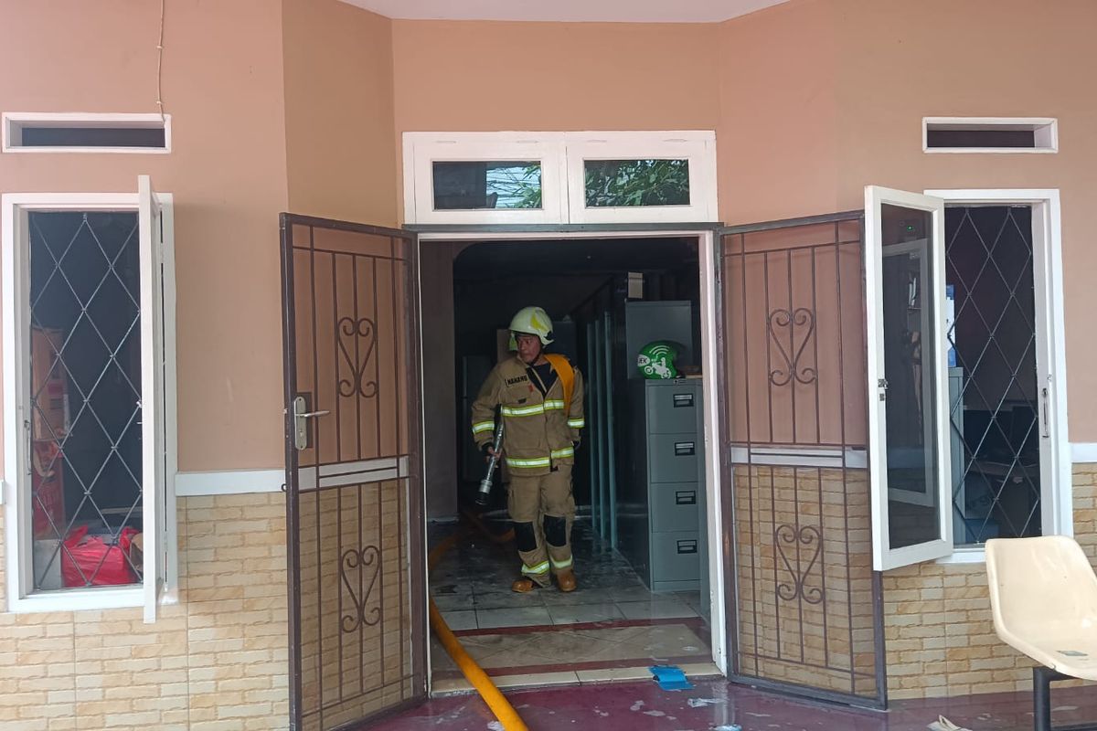 Kondisi terkini tim Pemadam Kebakaran sedang melakukan pendinginan di Rumah Kantor, Kawasan Pejaten Barat, Jakarta Selatan, Kamis (4/5/2023).