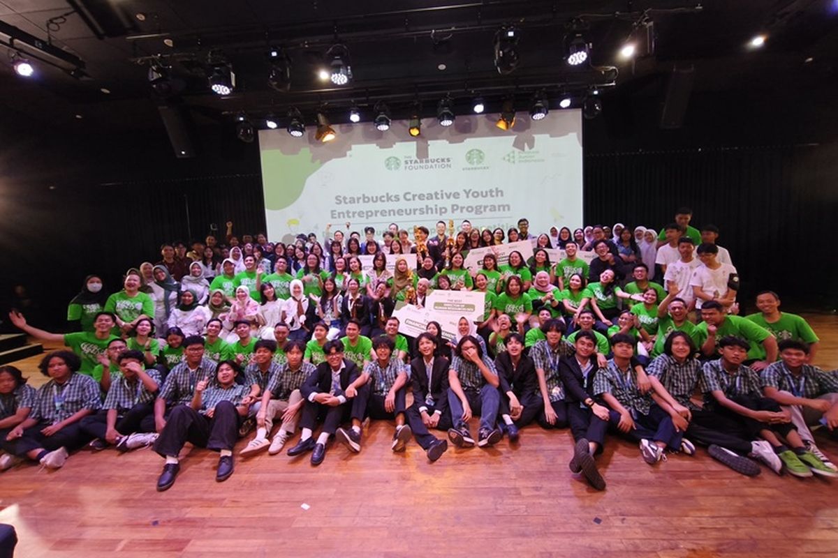 Peserta Starbucks Creative Youth Entrepreneurship Program (SCYEP) 2025-2026 berfoto bersama seusai gelaran Regional Student Company Competition di Taman Ismail Marzuki (TIM) Jakarta, Jumat (24/4/2026).