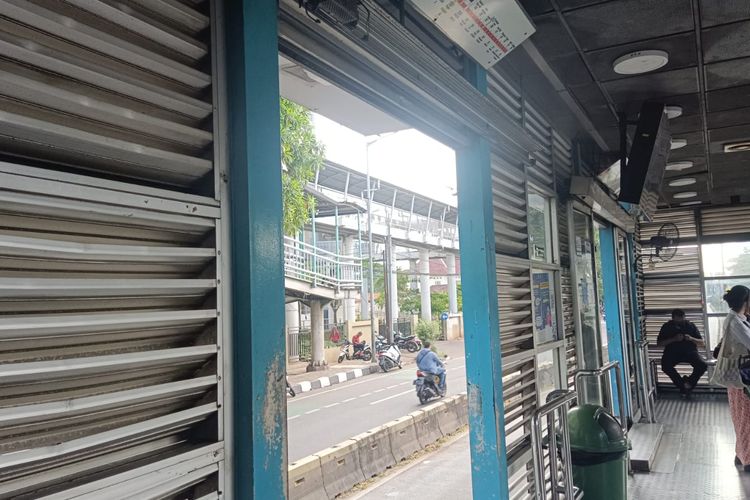 Bagian pintu yang dicopot di Halte Pasar Rumput, Jakarta Selatan.