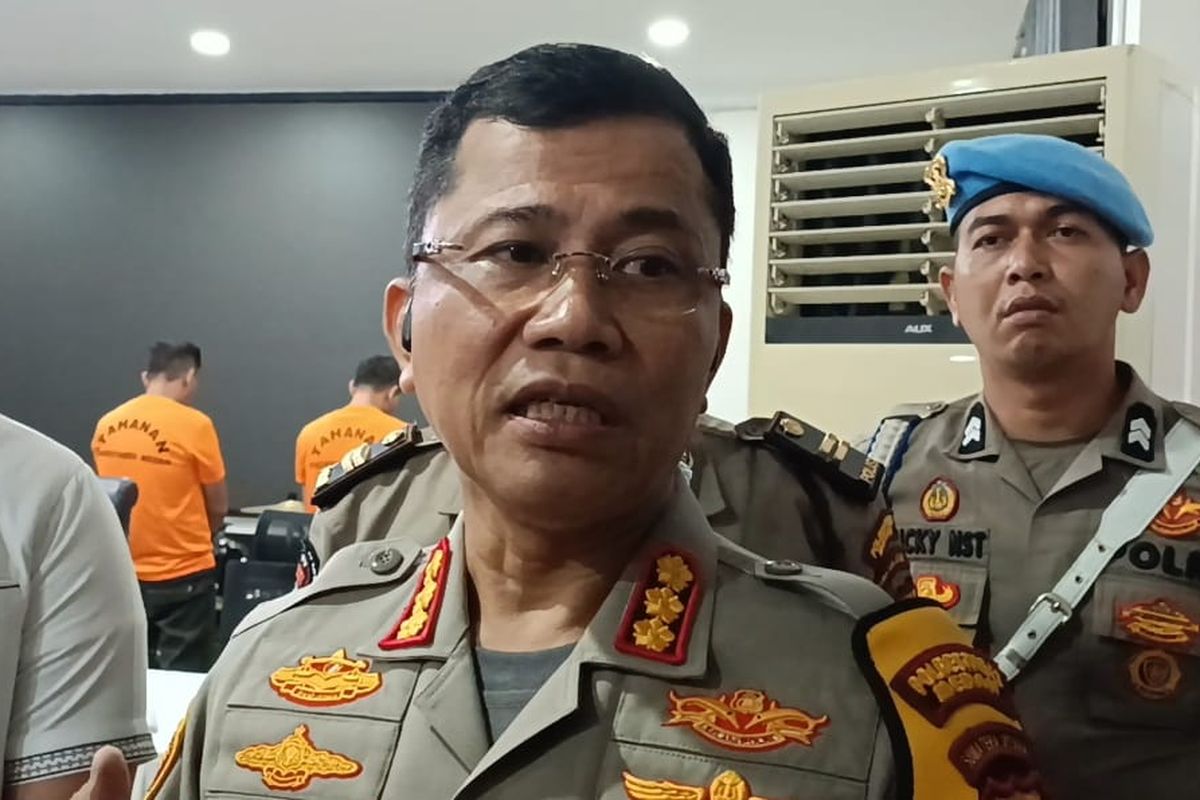 Kepala Polrestabes Medan Kombes Teddy John Sahala Marbun diwawancarai usai menggelar konferensi pers di Polrestabes Medan pada Rabu (26/6/2024) malam. 