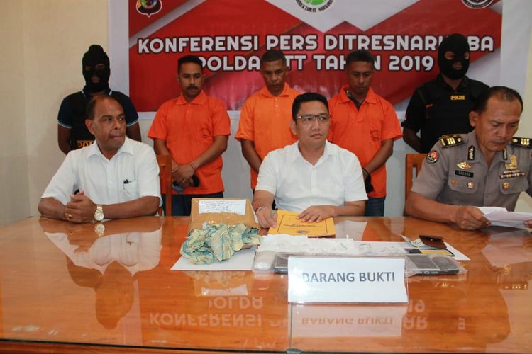 Direktur Reserse dan Narkoba Polda NTT  Cornelis M Simanjuntak, saat memberikan keterangan pers. Terlihat tiga penguna sabu-sabu yang merupakan polisi dan ASn menggunakan rompi oranye, Rabu (27/3/2019).