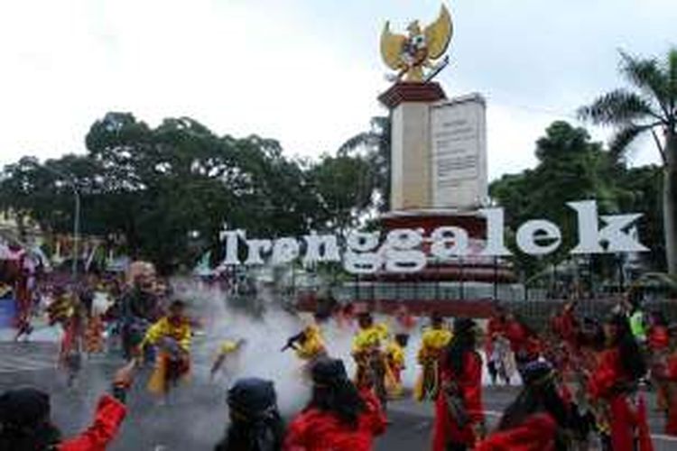 Salah satu peserta pawai tingkat pelajar, melakukan atraksi di bawah tugu Garuda Kabupaten Trenggalek dengan semburan 