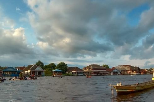 Bekanjur Banyu, Keceriaan Warga Kobar di Tengah Kepungan Banjir