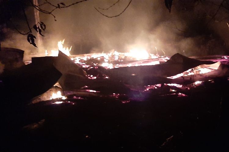 Sebanyak 2 rumah kayu milik warga diduga dibakar di Desa Mulyorejo, Kabupaten Jember, Jawa Timur.