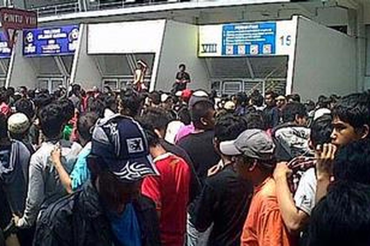 Massa suporter tim nasional Indonesia yang mengantri di Pintu VIII Gelora Bung Karno Jakarta