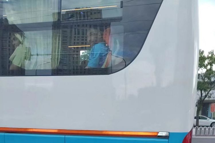 Foto milik Liu Yuhang yang diambil pada Minggu (11/6/2023) ini, menunjukkan Liu Yuhang berpose selfie saat pemain sepak bola Argentina Lionel Messi (latar belakang C) terlihat mengendarai bus tim dalam perjalanan menuju sesi latihan, di Beijing. Butuh berjam-jam menunggu, pemesanan hotel yang mahal, dan pengejaran yang melelahkan melalui jalan-jalan Beijing, tetapi itu semua sepadan dengan superfan sepak bola Liu Yuhang yang akhirnya bisa melihat pahlawannya Lionel Messi dari dekat. (