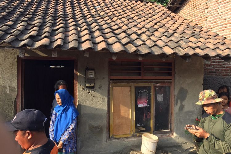 Gubernur Jawa Tengah Ganjar Pranowo mendatangi rumah warga miskin yang masuk dalam program RTLH di RT 04 RW 03 Kelurahan Kejambon, Kecamatan Tegal Timur, Tegal, Minggu (22/10/2017). Masyarakat bersama TNI berswadaya memperbaiki rumah warga.
