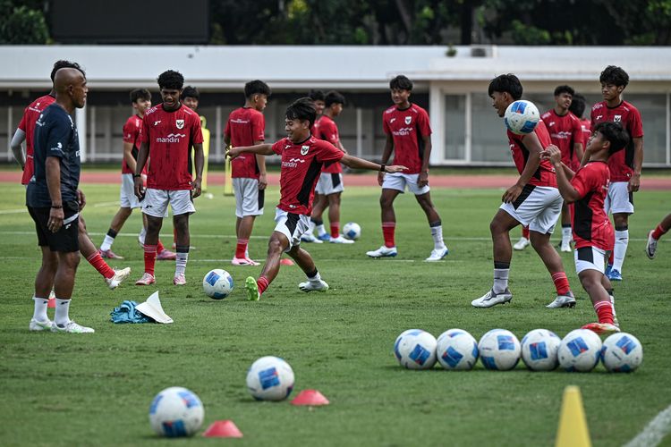 Pemain-pemain Timnas U17 Indonesia mengikuti sesi latihan di Stadion Madya, Kompleks GBK, Senayan, Jakarta, Rabu (15/10/2025). Latihan tersebut sebagai persiapan untuk menghadapi Piala Dunia U17 yang berlangsung di Qatar pada 3-27 November 2025. ANTARA FOTO/Fauzan/tom.