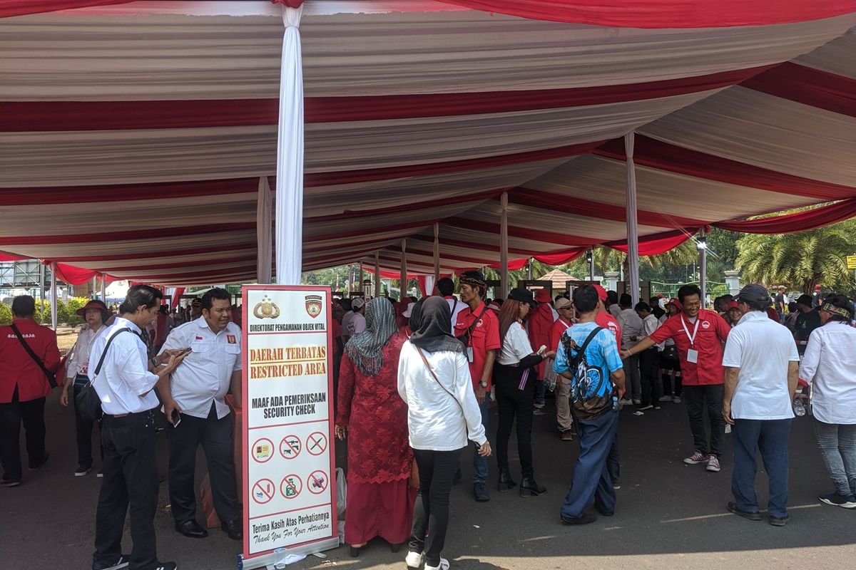 Metal detector menuju panggung di Taman Pandang Istana, Gambir, Jakarta Pusat