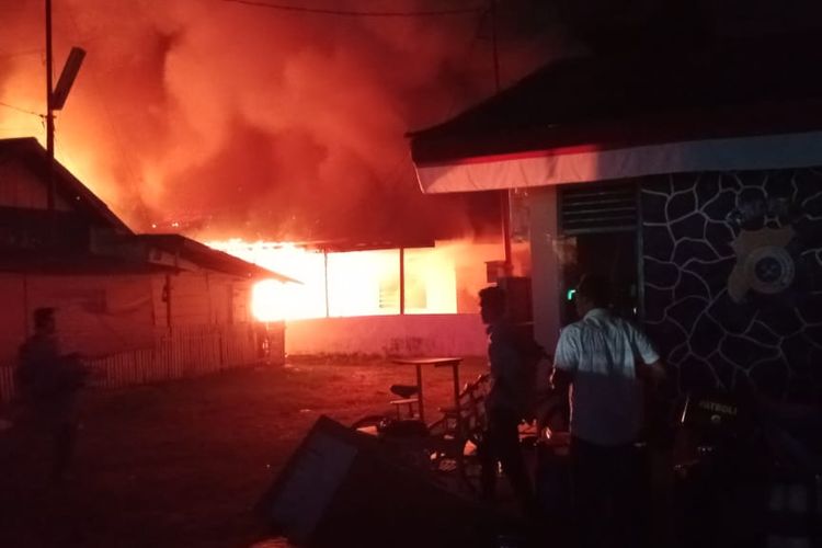 Sebanyak delapan unit rumah di asrama polisi, Polsek Dewantara, Kecamatan Dewantara, Kabupaten Aceh Utara, Minggu, (28/06/2020) malam ludes terbakar.