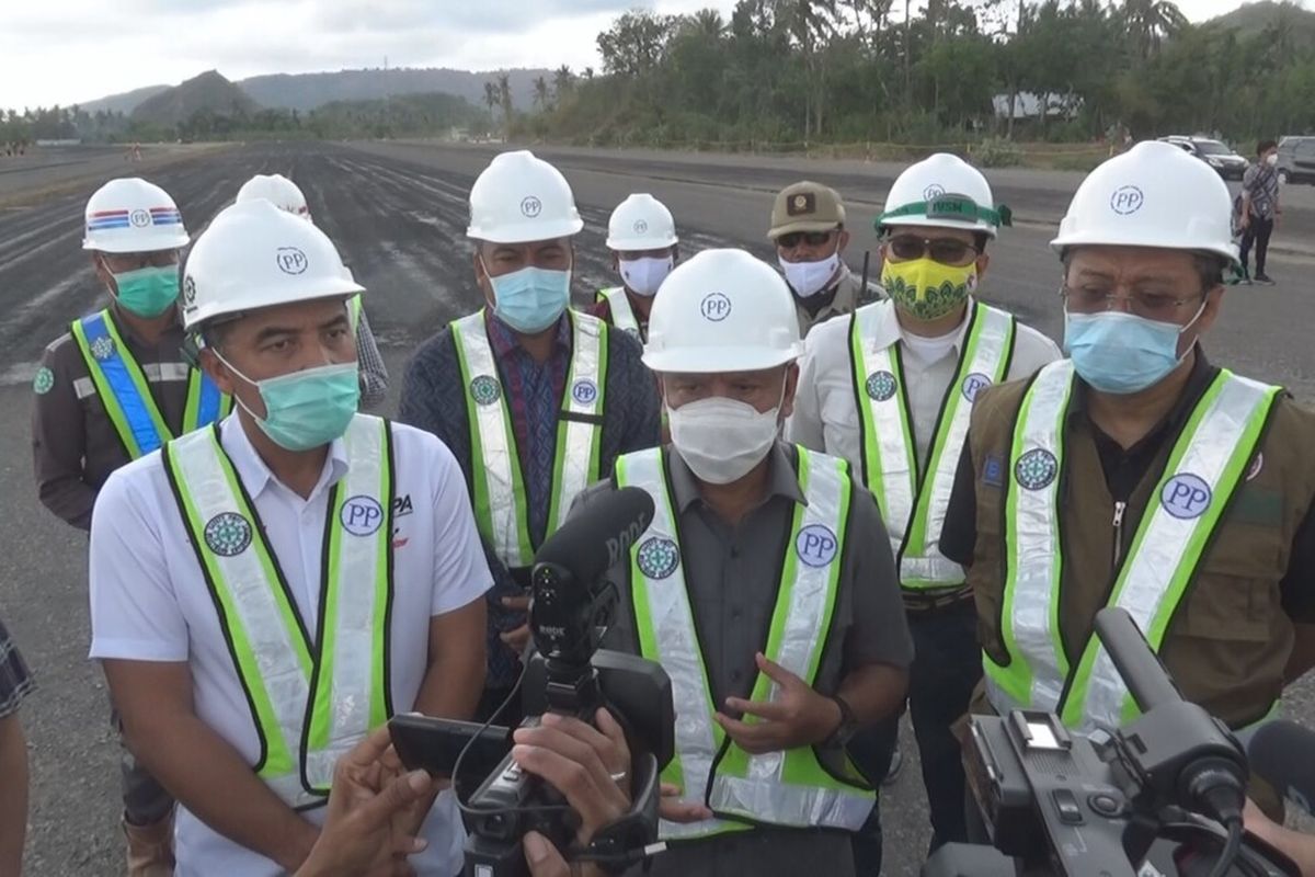 Youth and Sports Minister Zainudin Amali (center) inspects the progress of the Mandalika Circuit for MotoGP 2021 on Lombok Island, Tuesday, November 24, 2020. 